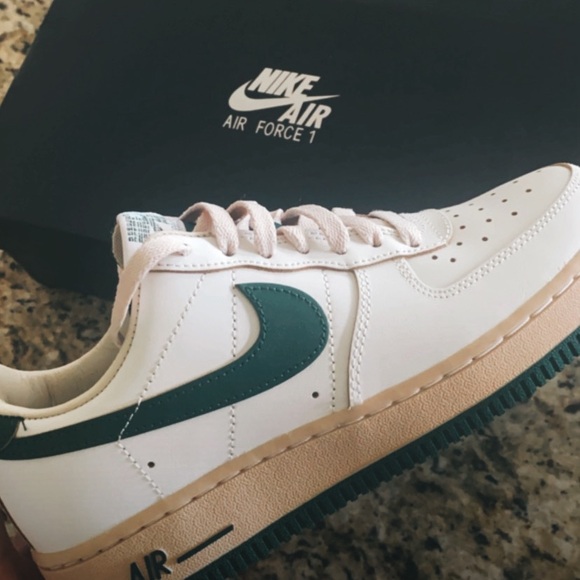 Nike Air Force 1 Sneakers 07 LV8 White and Green 6.5 - Picture 1 of 3